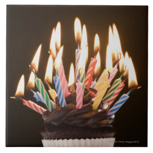 Kleiner Kuchen mit Geburtstagskerzen Fliese