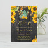 Kleiner Kürbis auf dem Weg rustikale Herbstdusche Einladung (Stehend Vorderseite)