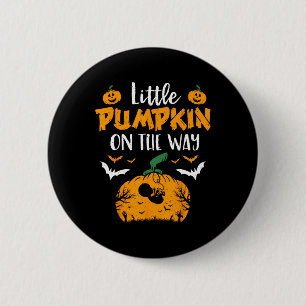 Kleiner Kürbis auf dem Weg zu Halloween Hexenschwa Button