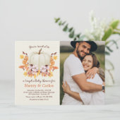 Kleiner Kürbis auf dem Weg zum Foto mit Babydusche Einladung (Stehend Vorderseite)