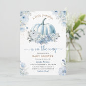 Kleiner Kürbis auf die Kinderdusche Einladung (Stehend Vorderseite)