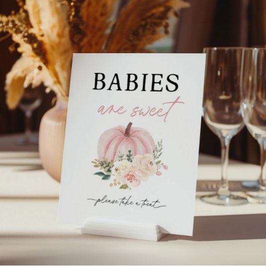 Kleiner Kürbis, der ein Babys umdreht, ist süß Poster