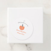 Kleiner Kürbis ist auf dem Weg orange graue Babydu Geschenkanhänger (Beispiel)