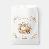 Kleiner Kürbis ist auf dem Weg zur Babydusche Geschenktütchen (Vorderseite)