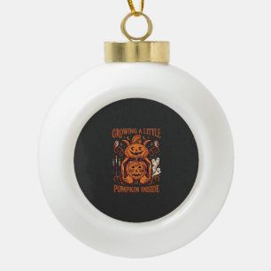 Kleiner Kürbis wächst in Halloween-Kürbissen G Keramik Kugel-Ornament