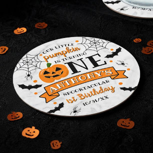 Kleiner Kürbis wird eins Halloween 1. Geburtstag Runder Pappuntersetzer