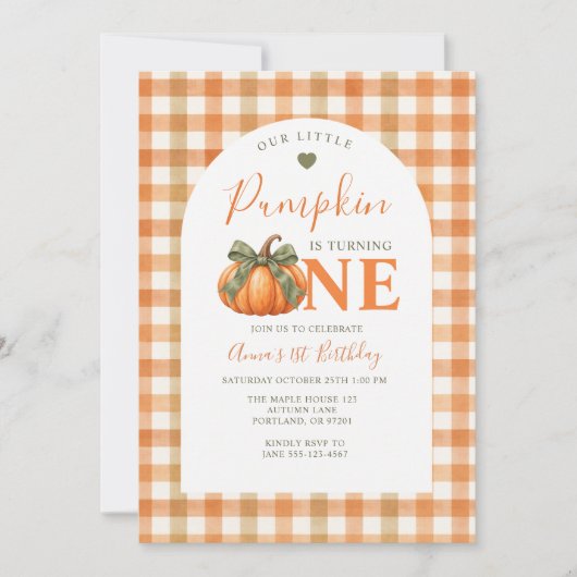 Kleiner Kürbis wird eins Herbst-Gingham-Geburtstag Einladung (Vorderseite)