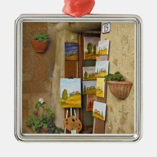 Kleiner Laden mit Kunstwerken zum Verkauf auf dem  Ornament Aus Metall
