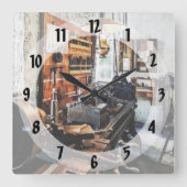 Kleiner Laderaum im Maschinengeschäft Quadratische Wanduhr (Vorderseite)