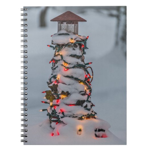 Kleiner Leuchtturm, zu Weihnachten dekoriert Notizblock (Vorderseite)