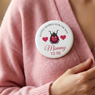 Kleiner Liebeskäfer ist auf dem Weg Ladybug Mama i Button