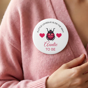 Kleiner LoveBug ist auf dem Weg Tante Ladybug wird Button