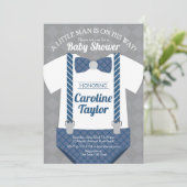 Kleiner Mann Outfit Babydusche Einladung (Stehend Vorderseite)