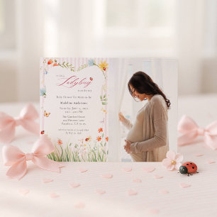 Kleiner Marienkäfer Wildblumen-Baby-Shower-Foto Einladung