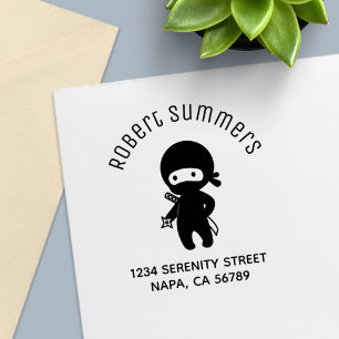 Kleiner Ninja hält Wurfstern-Arch-Adresse Permastempel