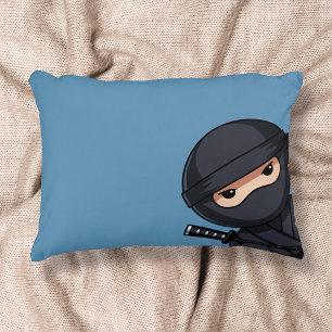 Kleiner Ninja-Krieger auf blauem dekorativen Kisse Dekokissen