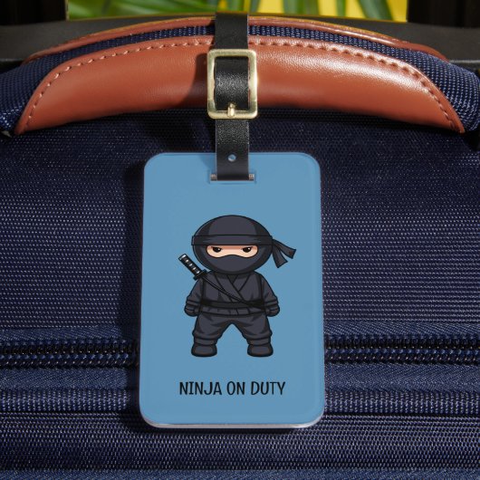 Kleiner Ninja-Krieger auf blauem Gepäckanhänger (Vorderseite Insitu 2)