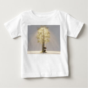 Kleiner Panda inmitten einer taufeuchten Lotusblüt Baby T-shirt