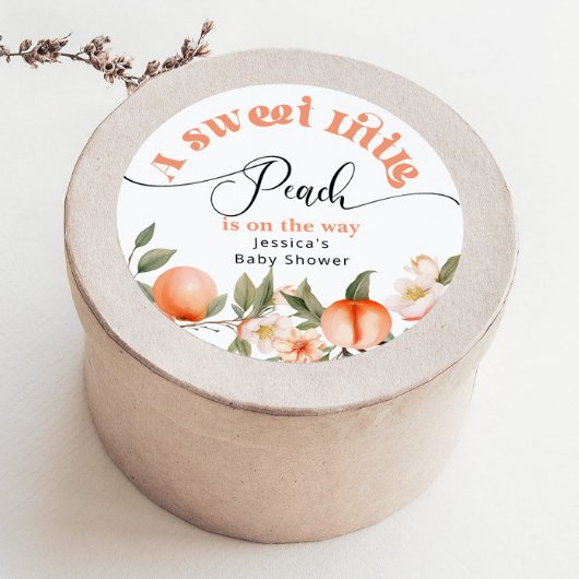 Kleiner Pfirsich ist auf dem Weg Babydusche Runder Aufkleber