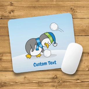 Kleiner Pinguin bekommt ein Schneeball-Mauspad Mousepad