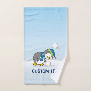Kleiner Pinguin bekommt eine Schneeball Badhandtuch Set