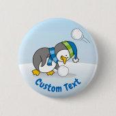 Kleiner Pinguin bekommt eine Schneeball Button (Vorderseite)