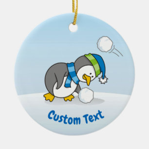 Kleiner Pinguin bekommt eine Schneeball Keramik Ornament
