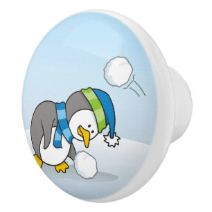Kleiner Pinguin bekommt eine Schneeball Keramikknauf