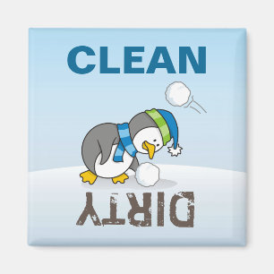 Kleiner Pinguin bekommt eine Schneeball Magnet