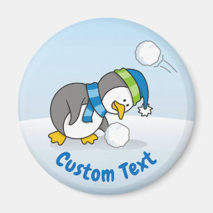 Kleiner Pinguin bekommt eine Schneeball Magnet