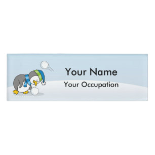 Kleiner Pinguin bekommt eine Schneeball Name Marki Namenschild
