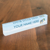 Kleiner Pinguin bekommt eine Schneeball Namensplakette (Seite)