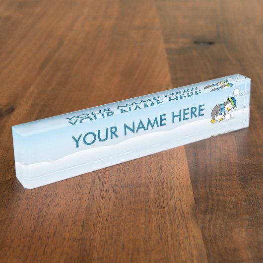 Kleiner Pinguin bekommt eine Schneeball Namensplakette (Seite)