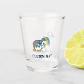 Kleiner Pinguin bekommt eine Schneeball Schnapsglas (Vorderseite)
