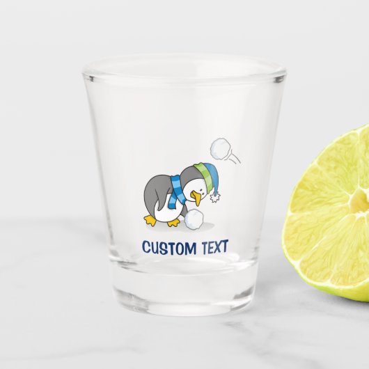 Kleiner Pinguin bekommt eine Schneeball Schnapsglas (Vorderseite)