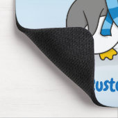 Kleiner Pinguin bekommt eine Schneeballmaus Mousepad (Ecke)