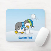 Kleiner Pinguin bekommt eine Schneeballmaus Mousepad (Mit Mouse)