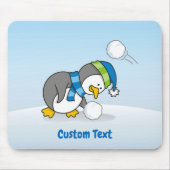 Kleiner Pinguin bekommt eine Schneeballmaus Mousepad (Vorne)