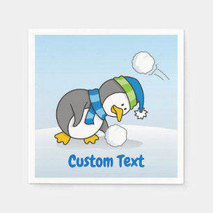 Kleiner Pinguin bekommt eine Schneeballzettel Serviette