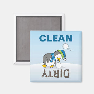Kleiner Pinguin bekommt einen Schneeball Magnet