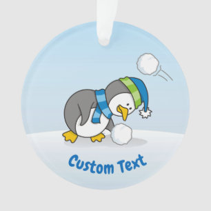 Kleiner Pinguin bekommt einen Schneeballschmuck Ornament