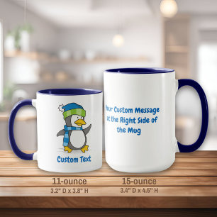 Kleiner Pinguin, der auf der Schnee-Tasse spaziert Tasse