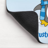 Kleiner Pinguin, der auf der Schneemaus läuft Mousepad (Ecke)