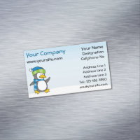 Kleiner Pinguin, der auf Schnee geht