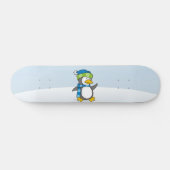 Kleiner Pinguin, der auf Schnee geht Skateboard (Horizontal)