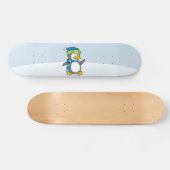 Kleiner Pinguin, der auf Schnee geht Skateboard (Horizontal)