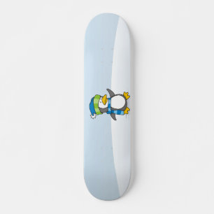 Kleiner Pinguin, der auf Schnee geht Skateboard