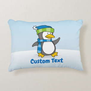 Kleiner Pinguin, der auf Schnee geht Zierkissen