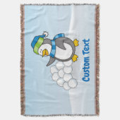 Kleiner Pinguin mit Schneebälle, die blanke schwen Decke (Vorderseite Vertikal)