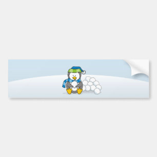 Kleiner Pinguin mit Schneebällen Autoaufkleber